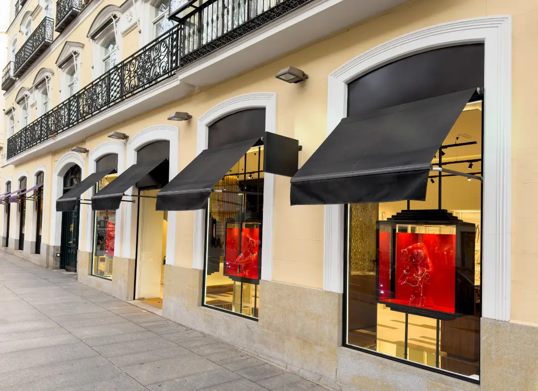 Façade vitrine de magasin en aluminium sur mesure à Mouans-Sartoux